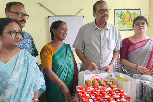 Madhu Pandit Dasa felicitates President of India